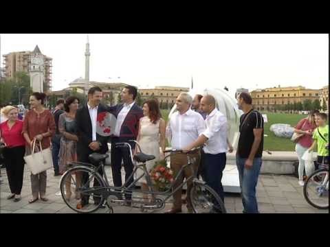 Çifti i ditës pa makina, Veliaj i lidh në martesë në sheshin “Skënderbej” - Ora News