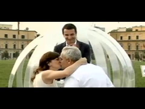 Veliaj celebron çiftin e parë në Sheshin Skenderbej/Cermonia e plotë