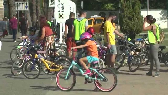 Tirana një ditë pa makina Veliaj celebron çiftin e parë në Sheshin Skenderbej