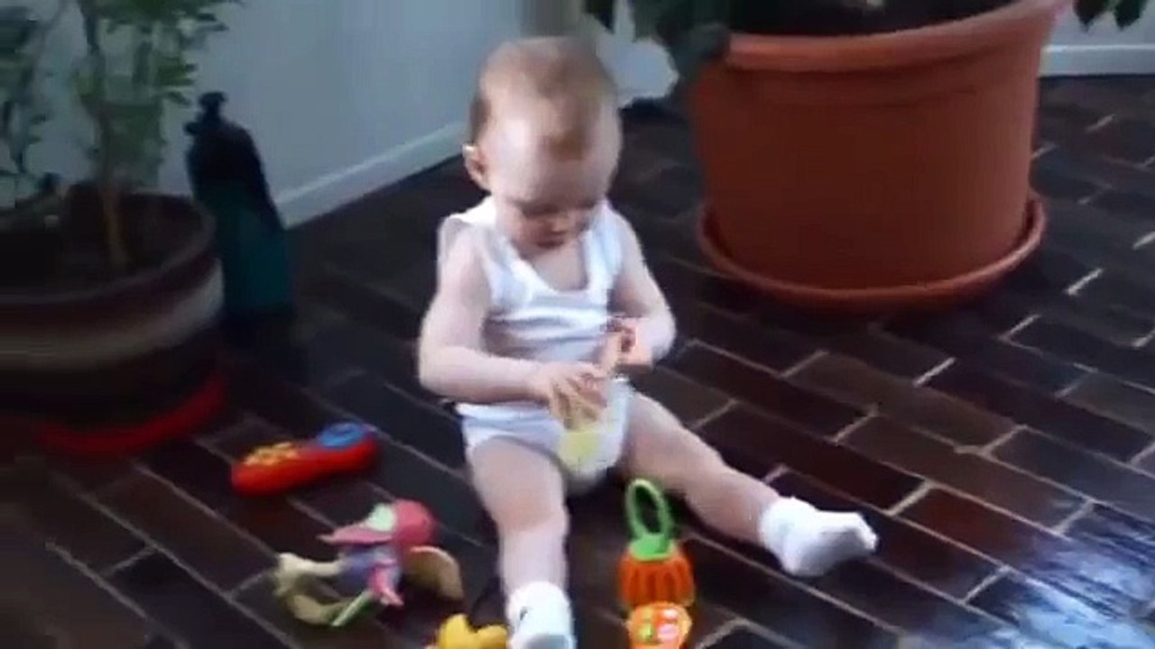 Малыш танцует брейк данс!