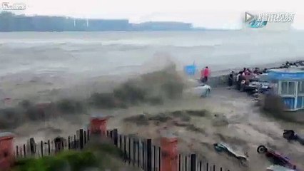 Giant waves that hit the coast