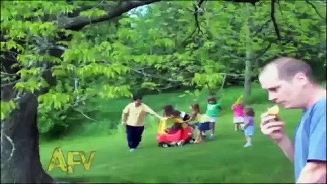 Отец спасает ребенка в последний момент!