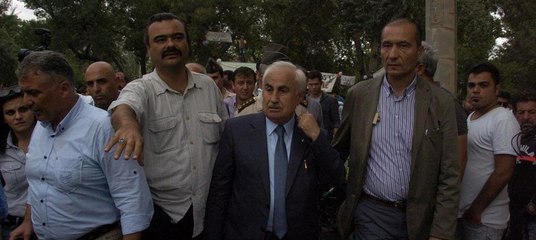 Suriyeli sığınmacılar Vali Şahin'i protesto etti