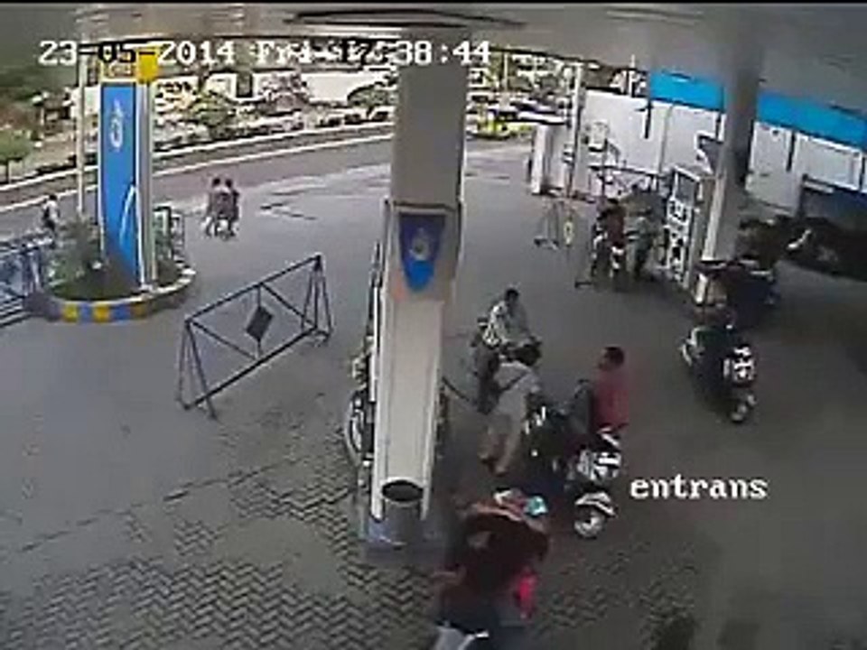 Fire Accident at Petrol Pump, While Filling the Bike Tanki