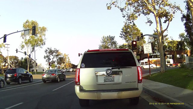 Un avion de tourisme se pose en pleine route devant des automobilistes médusés!