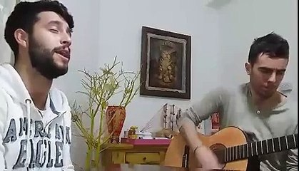 LUCAS cantando Barro tal vez, RODRIGO en la guitarra.