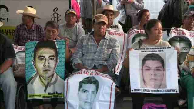 Padres de los 43 estudiantes normalistas protagonizan un ayuno en la plaza del Zócalo de México