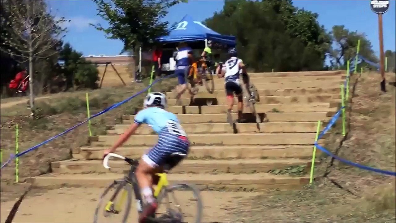Ce cycliste escalade les escaliers sans descendre du vélo... Un boss!