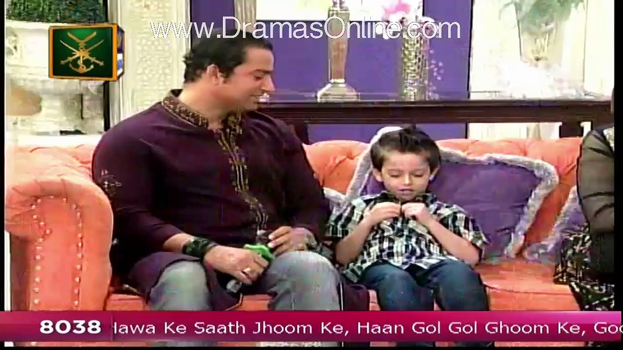 See How Humaira & Ahmed Butt Son Showing His Six Packs In Live Show