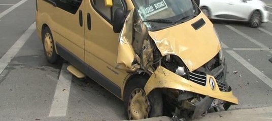 Kadıköy'de iki dolmuş çarpıştı: 3 yaralı