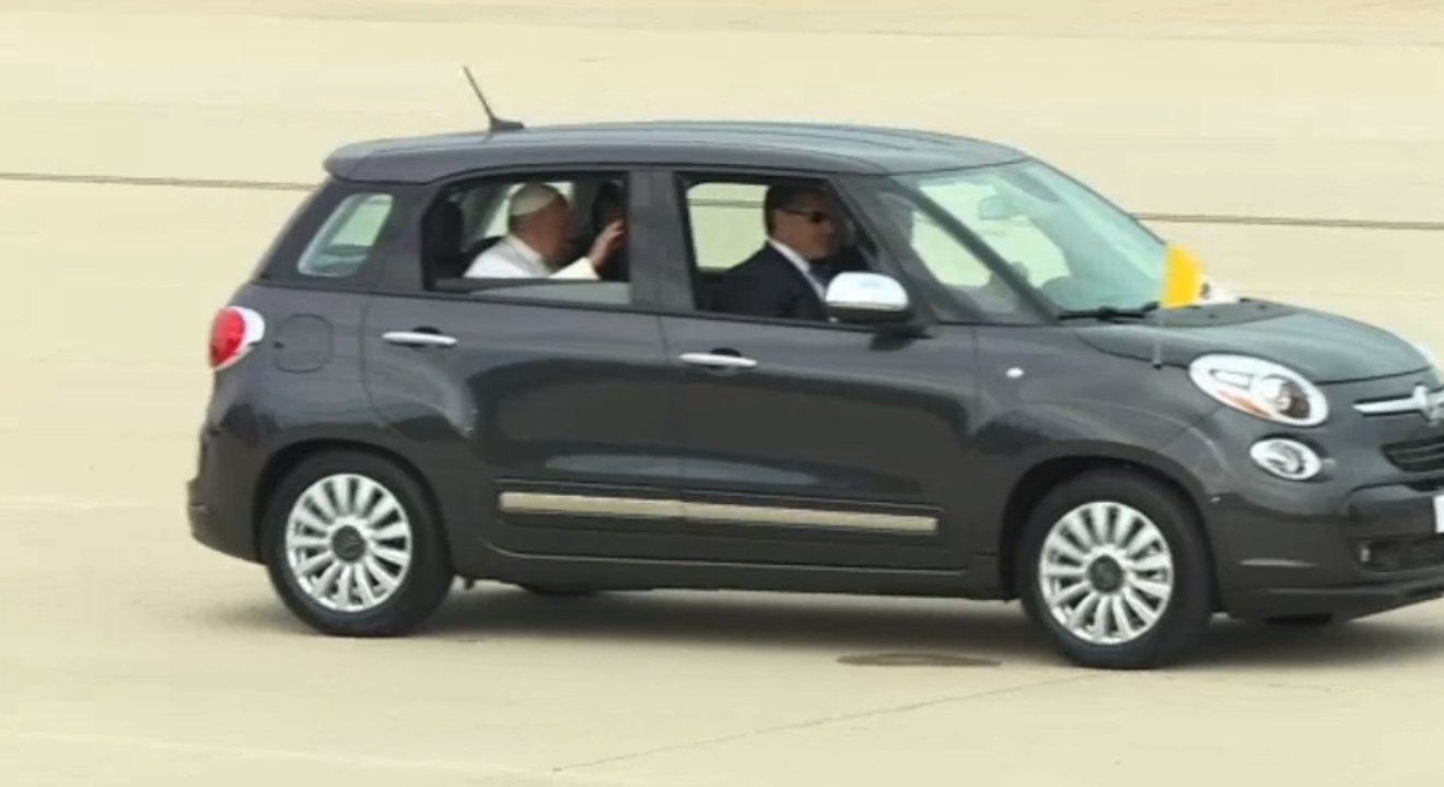 Le pape François en route vers Washington en Fiat 500