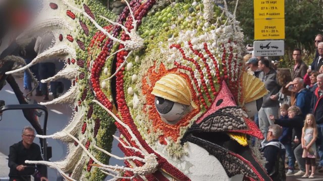 Edible art: Fruit sculptures take over streets