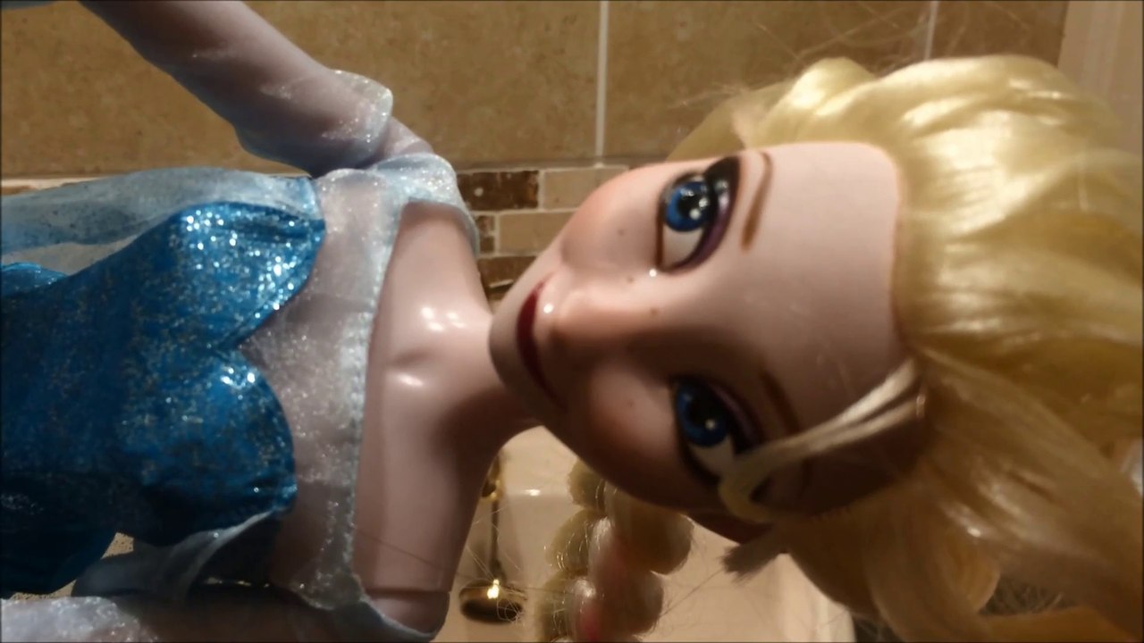 Disney Frozen toy elsa is feeling lonely la reine des neiges kids videos for girls enfants 冰雪奇缘   겨울왕국   겨울왕국