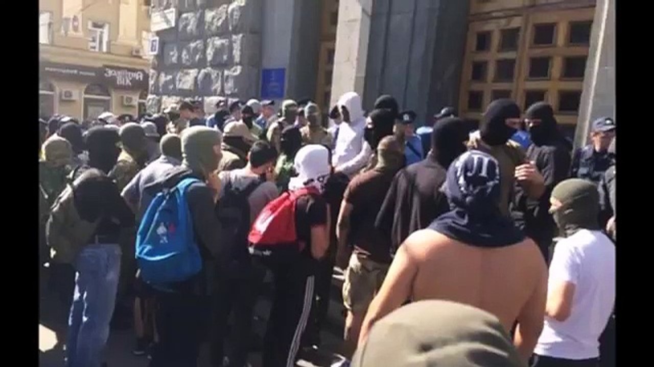 Around 200 masked men storm Kharkov city hall in Eastern Ukraine