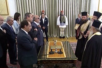 Comment le gouvernement grec prête serment, à travers les télés