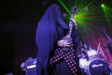 Musulmane en burqa et... guitariste de heavy metal