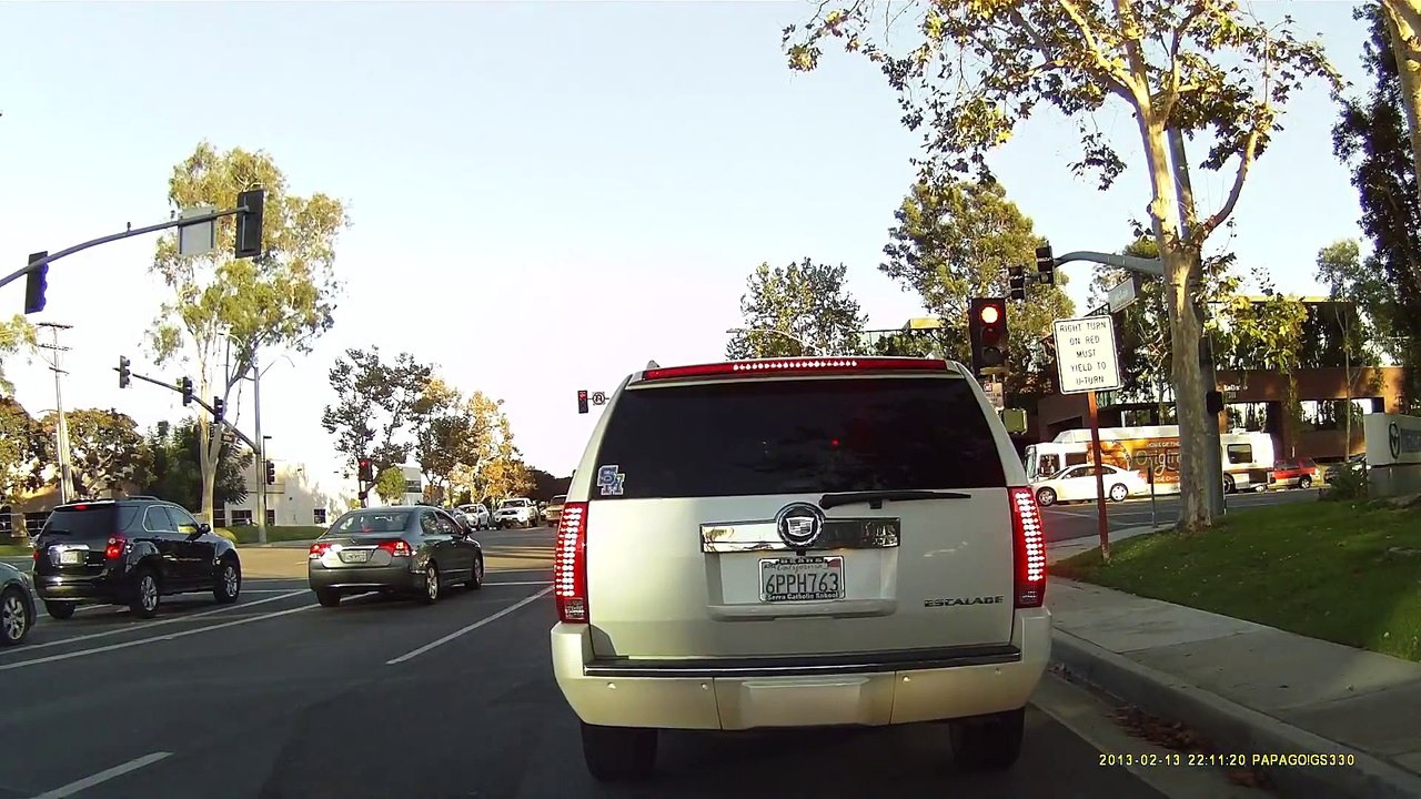 Un avion fait un atterrissage d'urgence en plein trafic