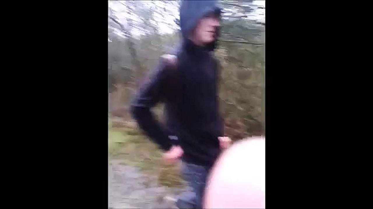 gros dure surpris par un chien ! il en perd son pantalon et en perd sa voix viril !!!