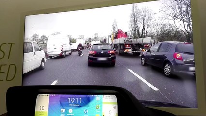 Tableau de bord futuriste Mobius : surfez et mailez pendant le pilotage automatique