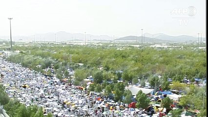 Au premier jour du hajj, les pèlerins escaladent le Mont Arafat