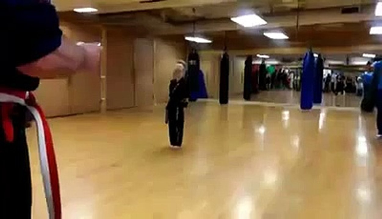 This Girl Knows How To Protect Herself - ViddeosMunch