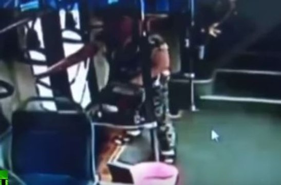 Cámara de seguridad: Mujer salta por ventana de autobús tras perder su parada