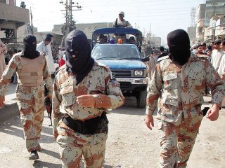 Pakistan Rangers arrested two police cops in Karachi while they taking bribe from peoples!