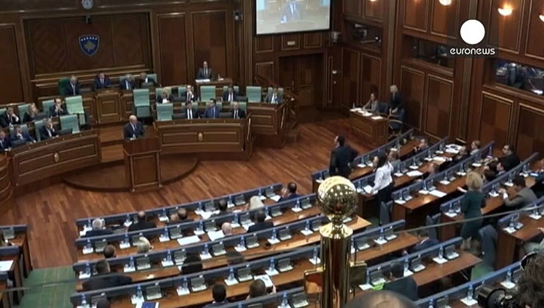 ⁣Косово: яєчний напад на прем'єра в парламенті