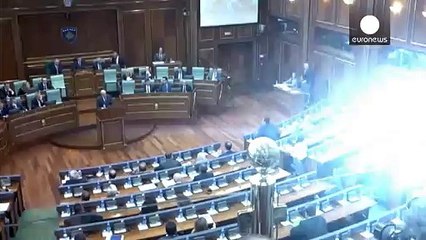 Kosovo : le Premier ministre sous une pluie d'oeufs
