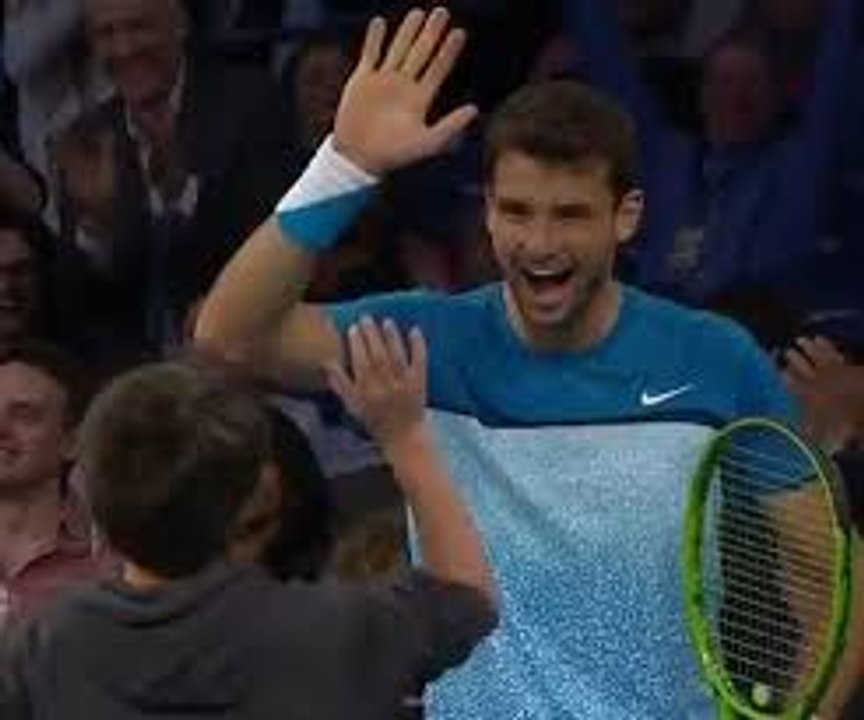 Young Fan Beats Roger Federer On Overhead Lob At MSG Exhibition