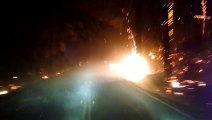 Pour fuir la police, il roule en voiture à travers une forêt en feu !!!