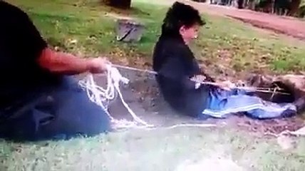 Mais que sont-ils en train de sortir de ce trou ? Attention ne pas pleurer !