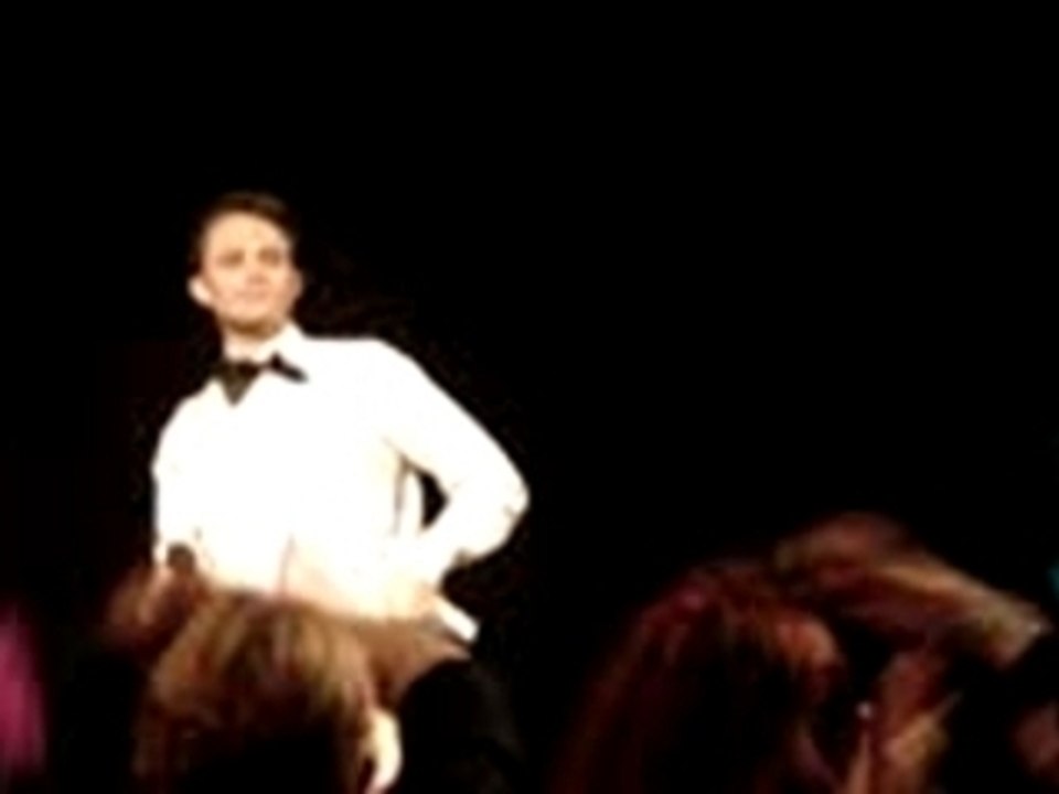strip teasen crooner