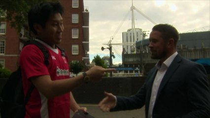 Un supporter de rugby rencontre Shane Williams