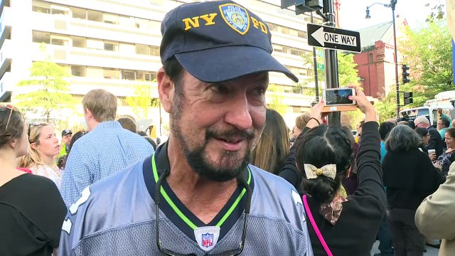 Crowds gathers for pope in Washington streets