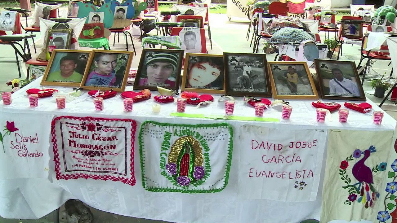 Durmiendo en la aulas de los 43 desaparecidos de Ayotzinapa