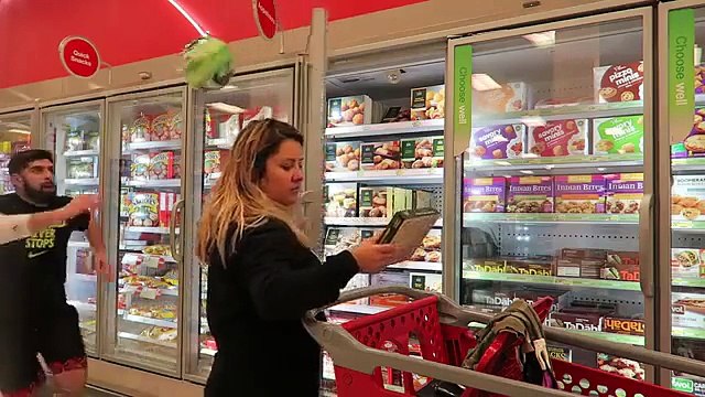 Kız Arkadaşıyla Alışveriş Yapmanın Sıkıcılığını Eğlenceli Hale Getiren Adam