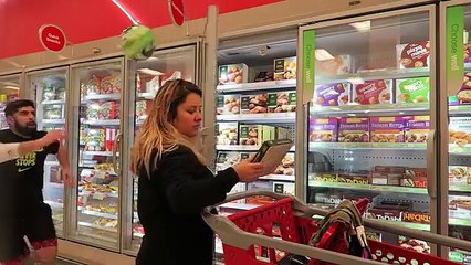 Kız Arkadaşıyla Alışveriş Yapmanın Sıkıcılığını Eğlenceli Hale Getiren Adam