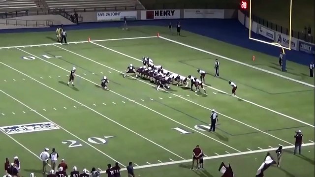 Un arbitre de Football américain touché par la balle aide l'équipe à marqué...