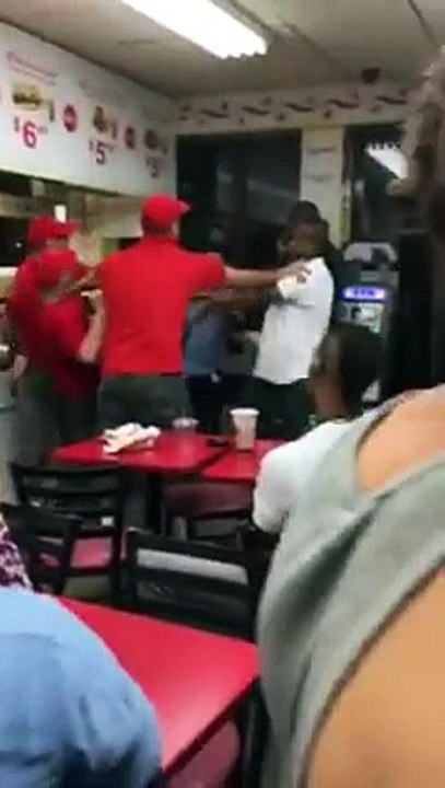 Esto pasa si no pagas las Cangre-Burguers!!