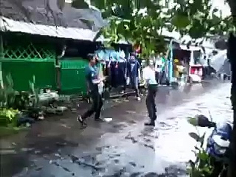 Lo remata en el suelo