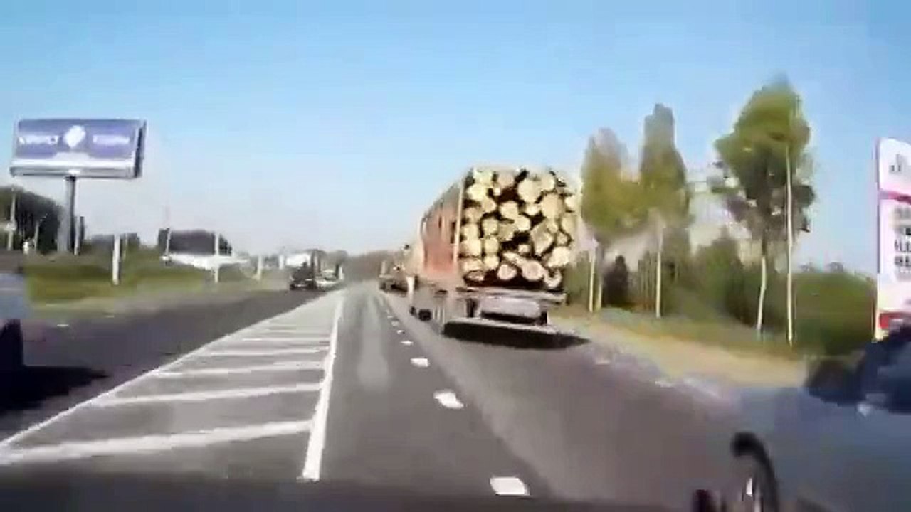 Машина с бревнами