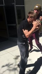 Instant Karma : Un mec frappe un collégien aveugle, mais...