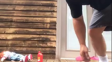 kızına şaka yapan baba