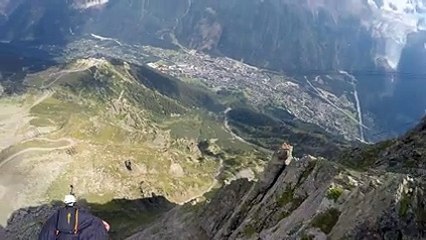 Vol impressionnant en wingsuit dans la vallée de Chamonix
