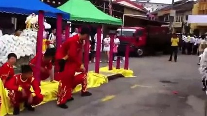 Duet Barongsai Kembar Putih