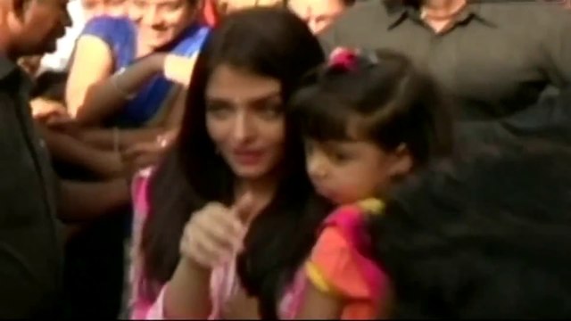 AIshwarya Rai With Daughter Aaradhya Pray At Siddhivinayak Temple