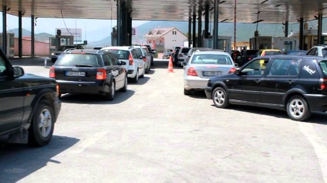 Kosovarët drejt plazheve, fluks hyrjesh nga pika kufitare e Morinit në Kukës