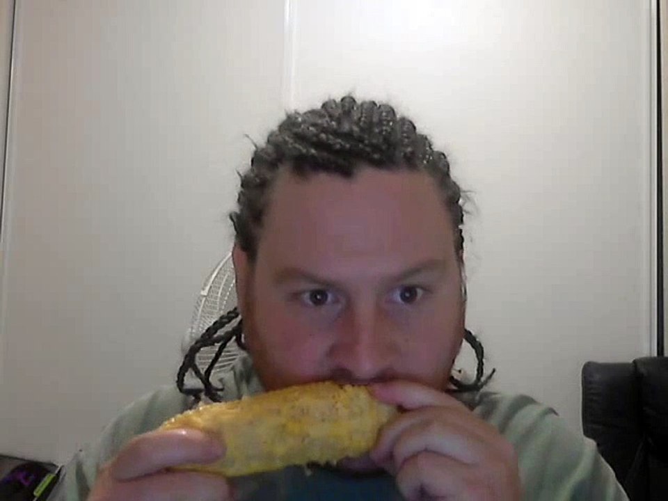 Un gars ecoute du Korn en mangeant du mais (corn) avec des tresses (cornrows)... WTF