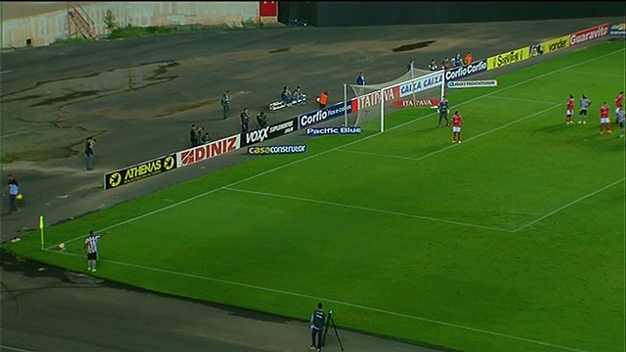 Tomas cobra escanteio bizarro para o Botafogo